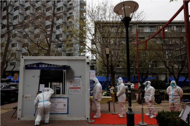 俗称“大白”的防疫封控人员在北京准备执行作业前，先前接受检测